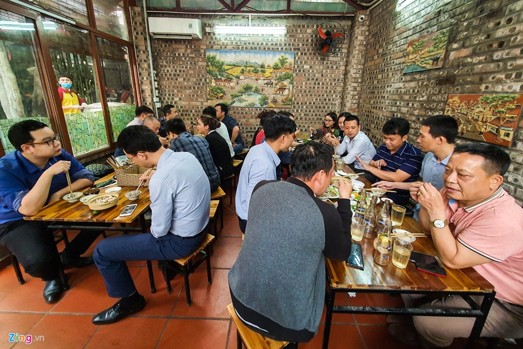 Một nhà hàng chuyên lòng lợn trong ngõ nhỏ thuộc phố Nhân Hoà, quận Thanh Xuân lúc 12h ngày 24/3. Hầu hết phòng đều chật kín khách. Ước tính có khoảng 50 khách ở nhiều phòng khác nhau ngồi ăn uống nói chuyện khá ồn ào.