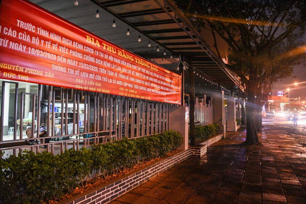 Trái lại với các quán bia nhỏ lẻ, một số chuỗi cửa hàng bia lớn của Hà Nội đã ra thông báo đóng cửa tạm thời, mong người dân giữ gìn sức khoẻ giữa mùa dịch.