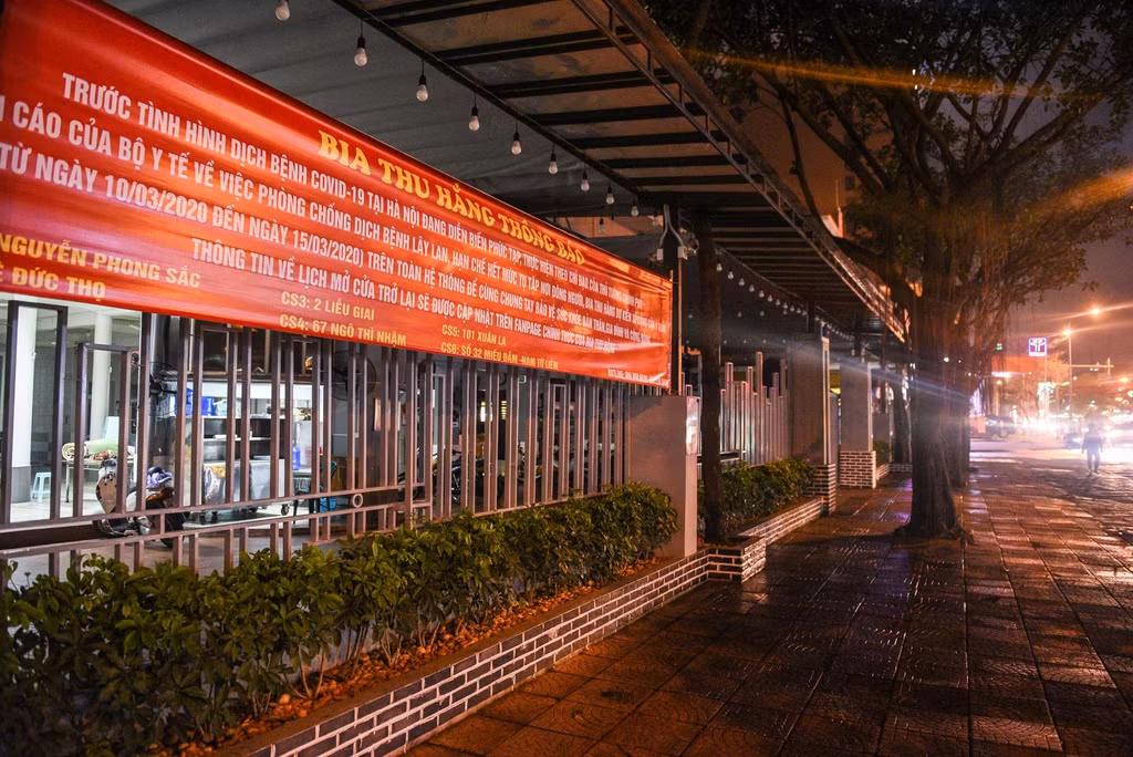 Trái lại với các quán bia nhỏ lẻ, một số chuỗi cửa hàng bia lớn của Hà Nội đã ra thông báo đóng cửa tạm thời, mong người dân giữ gìn sức khoẻ giữa mùa dịch.