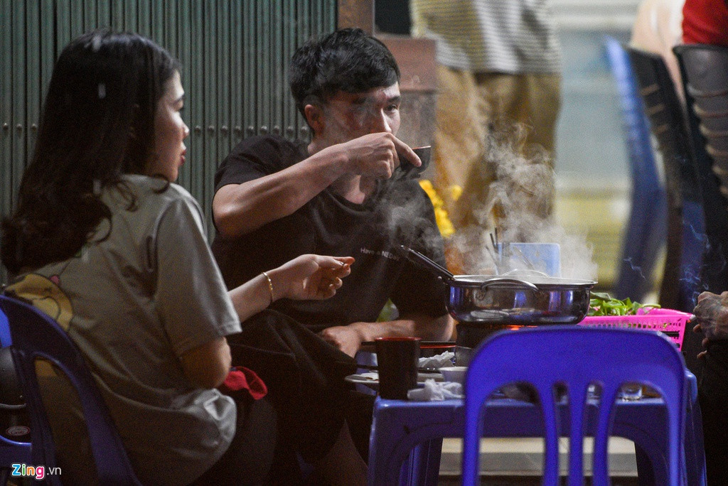 Tại một số tụ điểm ăn uống, càng về đêm lượng người đến càng đông. Một số khách khi vào còn đeo khẩu trang, sau khi ổn định chỗ ngồi họ đều cởi ra để ăn nhậu.
