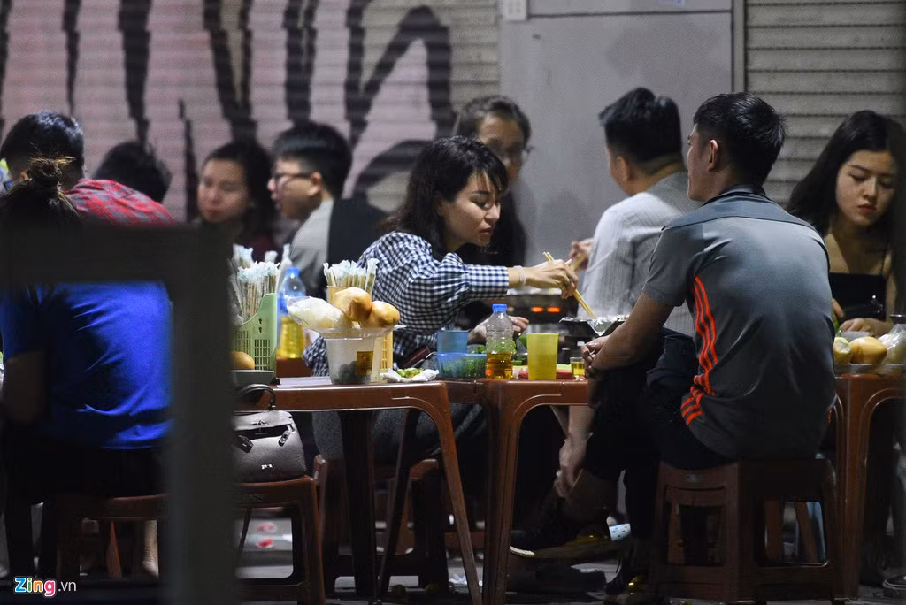 Trước diễn biến dịch bệnh phức tạp, Chủ tịch Hà Nội đề nghị tất cả cửa hàng dịch vụ không thiết yếu đóng cửa đến 5/4. Người dân nếu bắt buộc ra ngoài phải đeo khẩu trang. Đây là kết luận tại cuộc họp của Ban chỉ đạo phòng, chống dịch Covid-19 Hà Nội chiều 25/3.