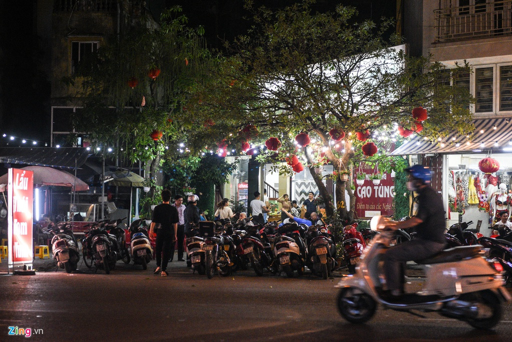 Tương tự, hàng lẩu trên phố Trần Phú (Ba Đình) cũng là nơi thu hút nhiều thực khách. Khoảng 20h, hàng chục xe máy của khách hàng xếp trước cửa quán.