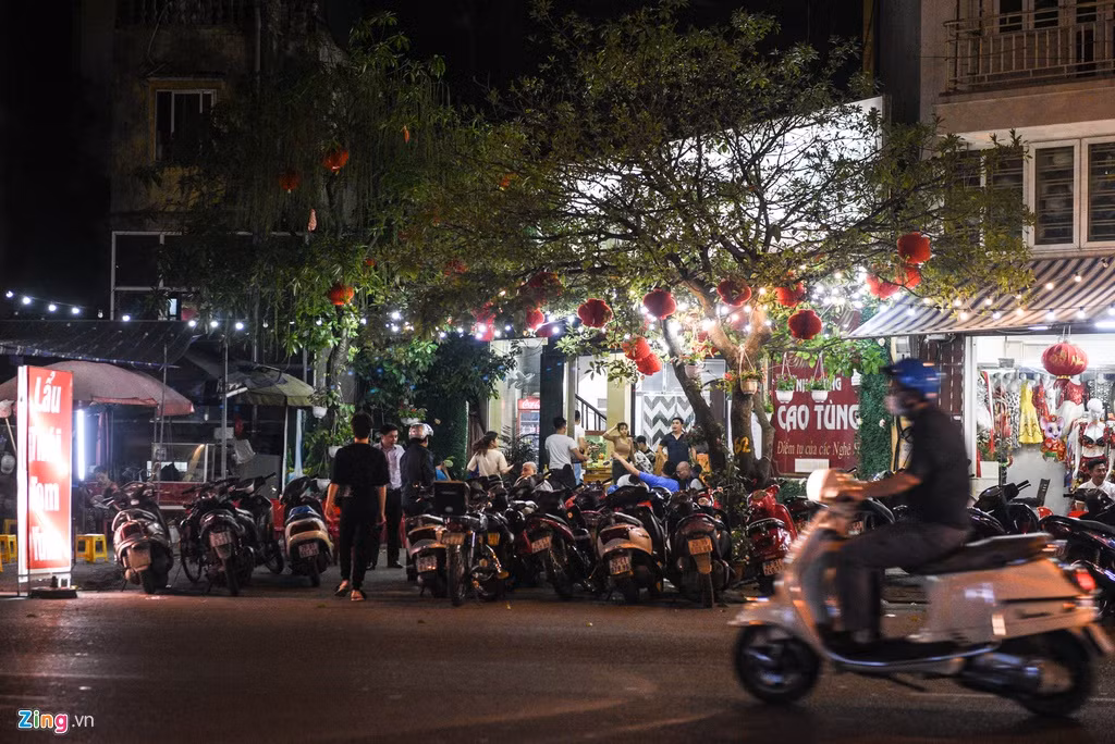Tương tự, hàng lẩu trên phố Trần Phú (Ba Đình) cũng là nơi thu hút nhiều thực khách. Khoảng 20h, hàng chục xe máy của khách hàng xếp trước cửa quán.