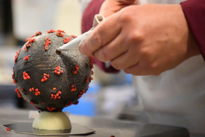 Pré chia sẻ với báo chí Pháp rằng ý tưởng sáng tạo này được ông nghĩ ra khi lo lắng về sự bùng phát của dịch Covid-19. Những chiếc bánh chocolate hình virus corona chủng mới được Pré xem như cách xua tan bầu không khí căng thẳng.