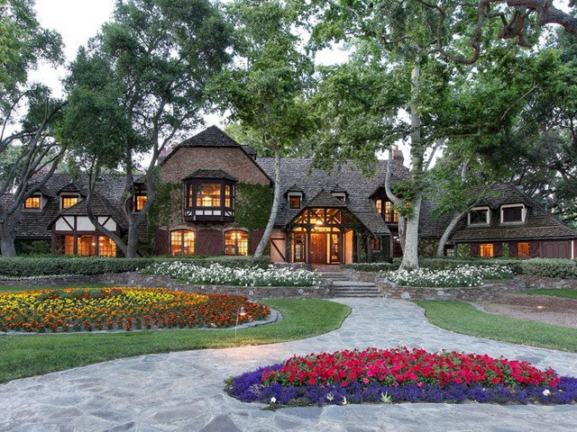 Khu nhà chính mang phong cách Normandy (Pháp), rộng gần 1.200 m2 với 5 phòng ngủ, 5 lò sưởi, 8 phòng tắm. Khu nhà được xây bằng gỗ sồi, gạch và đá với sàn lát gỗ sồi mang từ hai lâu đài của Pháp sang. Ảnh: Pinterest.