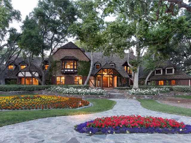 Khu nhà chính mang phong cách Normandy (Pháp), rộng gần 1.200 m2 với 5 phòng ngủ, 5 lò sưởi, 8 phòng tắm. Khu nhà được xây bằng gỗ sồi, gạch và đá với sàn lát gỗ sồi mang từ hai lâu đài của Pháp sang. Ảnh: Pinterest.