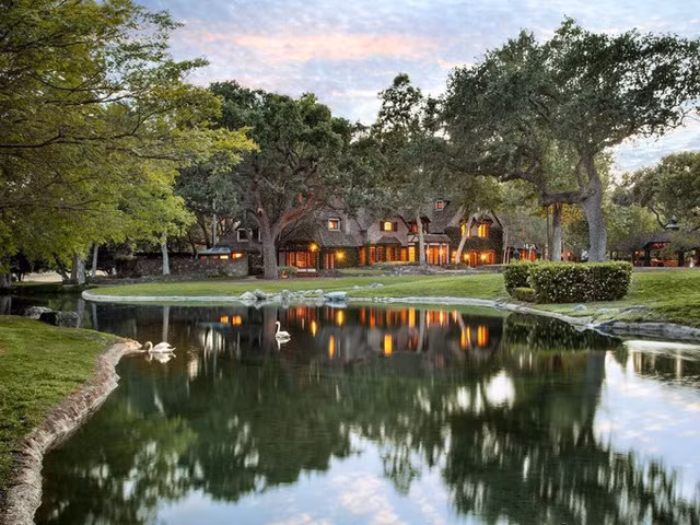 Colony Capital đã chi hàng triệu USD để tu bổ trang trại sau khi Jackson qua đời vào năm 2009. Tháng 5/2015, Neverland được đổi tên thành Sycamore Valley và được rao bán với mức giá ban đầu là 100 triệu USD, nhưng hiện hoàn toàn biến mất khỏi thị trường sau gần 5 năm và nhiều lần giảm giá. Một số chuyên gia bất động sản nhận định có một số lý do khiến Sycamore Valley khó bán, một trong đó là việc liên quan đến Michael Jackson. Ảnh: LA Times.