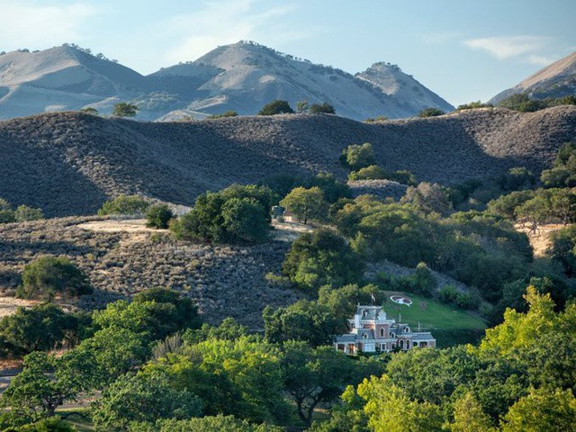 Khu trang trại rộng hơn 1.000 ha, cách Los Angeles khoảng 200 km về phía đông bắc. Ảnh: Pinterest.