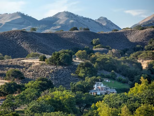 Khu trang trại rộng hơn 1.000 ha, cách Los Angeles khoảng 200 km về phía đông bắc. Ảnh: Pinterest.