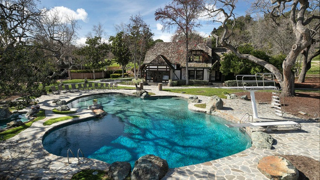 Trang trại còn có 2 nhà khách, một hồ nước, một rạp phim 50 chỗ, sân tennis, hồ bơi trong nhà và ngoài trời, nhà ở cho nhân viên và khu chuồng trại. Ảnh: Forbes.