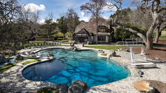Trang trại còn có 2 nhà khách, một hồ nước, một rạp phim 50 chỗ, sân tennis, hồ bơi trong nhà và ngoài trời, nhà ở cho nhân viên và khu chuồng trại. Ảnh: Forbes.