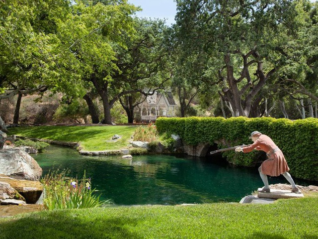 Hồ nước trong nông trại rộng 1,6 ha với 2 đài phun nước, có bến thuyền, bãi tắm và nuôi thả thiên nga. Ảnh: Pinterest.