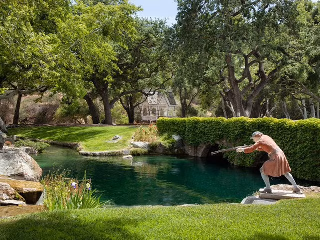 Hồ nước trong nông trại rộng 1,6 ha với 2 đài phun nước, có bến thuyền, bãi tắm và nuôi thả thiên nga. Ảnh: Pinterest.