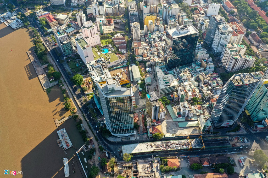 Đây là một trong những vị trí đắc địa bậc nhất tại TP.HCM do nằm ngay lõi trung tâm tài chính, thương mại, xung quanh là các nhà hàng và khách sạn sang trọng.