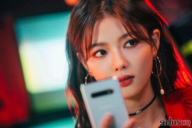 Năm 2017, Yoo Jung đứng thứ 8 trong danh sách Forbes Korea Power Celebrity (Những người nổi tiếng có tầm ảnh hưởng lớn nhất tại Hàn Quốc), trở thành nữ diễn viên trẻ tuổi nhất từng đứng trong top 10 (18 tuổi).