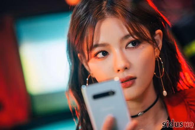 Năm 2017, Yoo Jung đứng thứ 8 trong danh sách Forbes Korea Power Celebrity (Những người nổi tiếng có tầm ảnh hưởng lớn nhất tại Hàn Quốc), trở thành nữ diễn viên trẻ tuổi nhất từng đứng trong top 10 (18 tuổi).