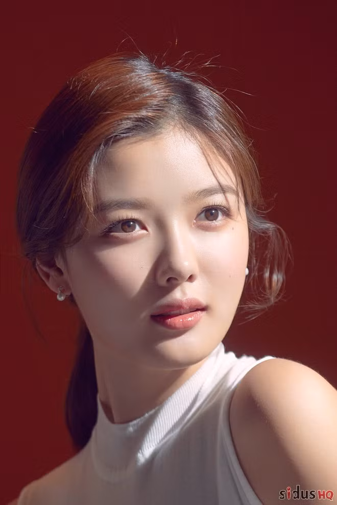 Thành công từ sớm, Kim Yoo Jung từng mắc lỗi khi cô tỏ thái độ không tốt trong buổi họp báo của bộ phim Because I Love You cuối năm 2016. Sau đó, nữ diễn viên trẻ đã phải lên tiếng xin lỗi và tự hạn chế hoạt động một thời gian để hối lỗi.