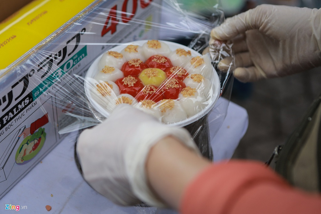 "Hàn thực" nghĩa là "thức ăn lạnh". Ngày Tết này xuất hiện tại một số tỉnh của Trung Quốc, miền Bắc Việt Nam và cộng đồng người Hoa trên thế giới. Vào mùng 3/3 âm lịch, những món ăn được làm ra đều được cúng gia tiên với ý nghĩa con cháu đều hướng về tổ tiên, nguồn cội. Bánh trôi, bánh chay là món bánh không thể thiếu trên bàn thờ của Việt vào dịp này.