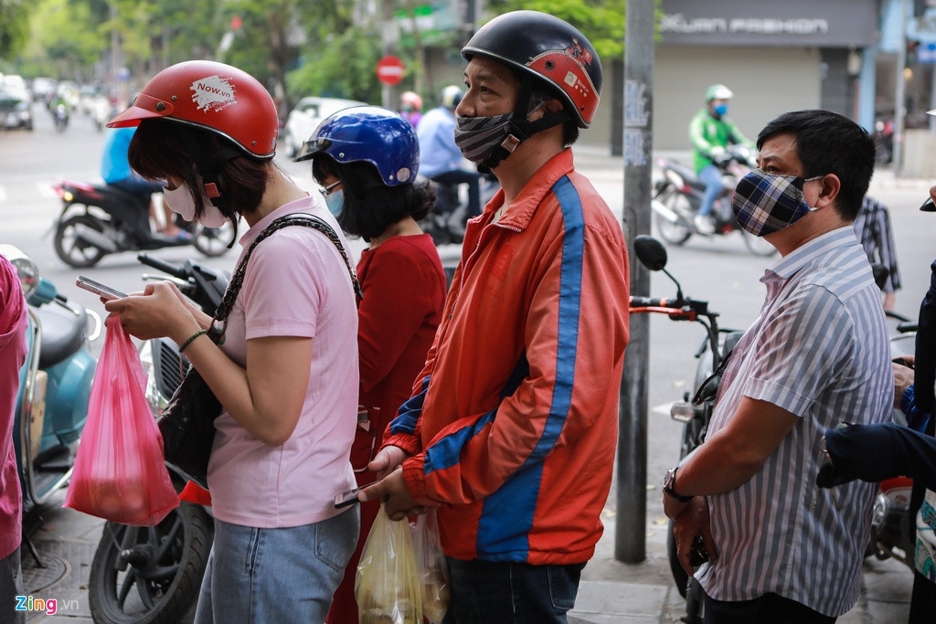Anh Khải đã lấy được hàng nhưng lại phải xếp hàng lại từ đầu vì thiếu một loại bánh khách đặt. Anh cho biết mùa dịch tưởng chừng mọi người đặt nhiều hơn nhưng thực thế anh ít cuốc giao hàng hơn hẳn. Đứng đợi hơn 45 phút nhưng anh không dám huỷ đơn vì sợ sẽ không nhận được cuốc khác.