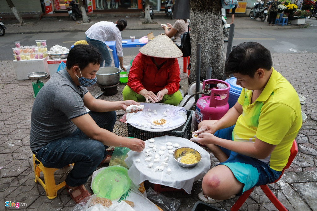 Gia đình anh Phí Tùng Tuấn (áo xám) ở khu vực chợ Nghĩa Tân (quận Cầu Giấy, Hà Nội) dậy từ 3h để kịp nặn bánh. Năm nay anh chuẩn bị 50 kg bột, giảm một nửa so với năm ngoái vì nhận định dịch bệnh sẽ ít người mua hơn.