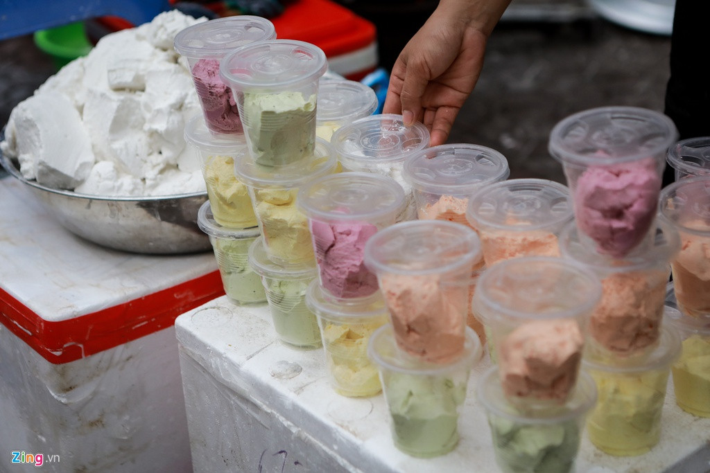 Anh Tuấn cho biết mặt hàng bột làm bánh năm nay bán chạy hơn cả. Bột ngũ sắc có giá 70.000 đồng/kg kèm nhân sên, đường.