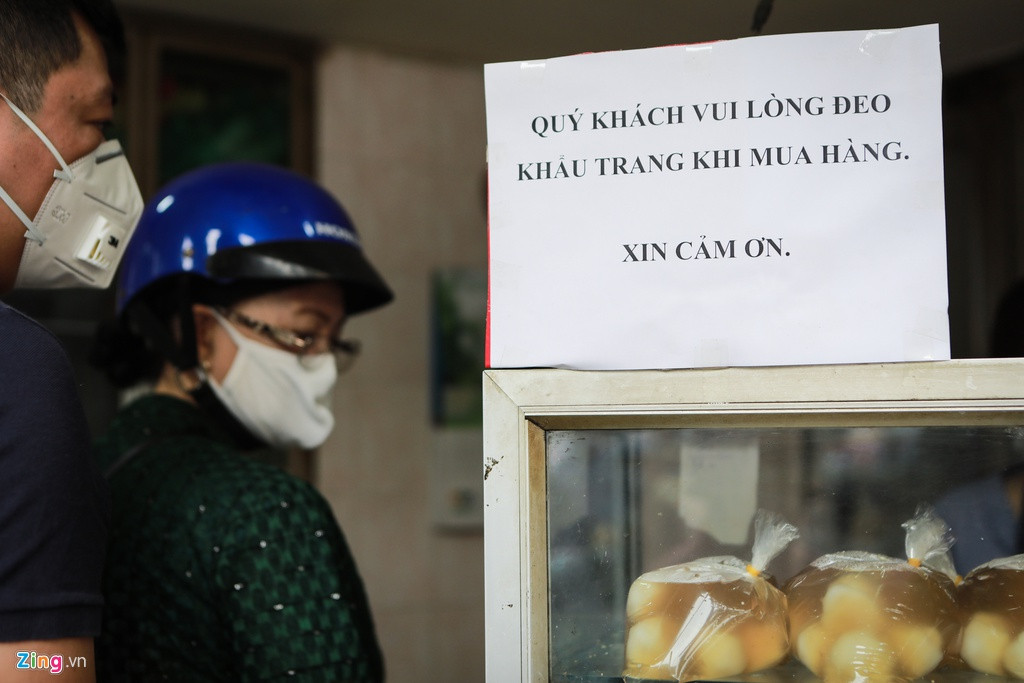 Cửa hàng đặt biển thông báo yêu cầu khách hàng đeo khẩu trang và trang bị nước rửa tay bên ngoài cho khách hàng. Tuy nhiên, diện tích cửa hàng bé nên khoảng cách mỗi người đứng rất sát nhau, khó tránh tiếp xúc.