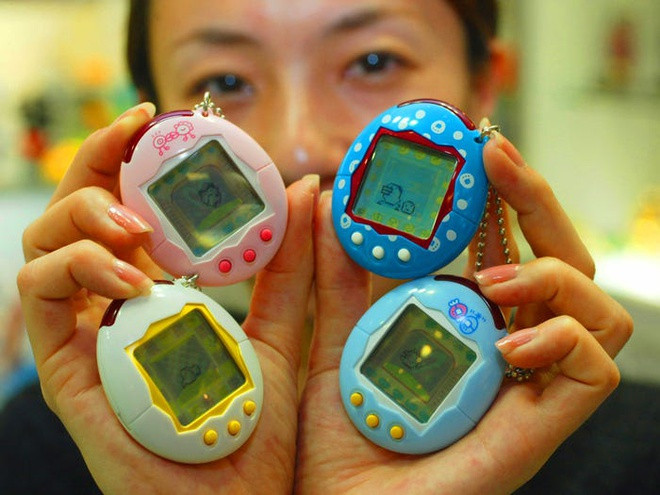 Tamagotchi, con thú cưng kỹ thuật số được phát minh vào năm 1996 tại Nhật Bản. Trong những năm 1990, hơn 70 triệu Tamagotchi đã được bán ra. Ảnh: Reuters.