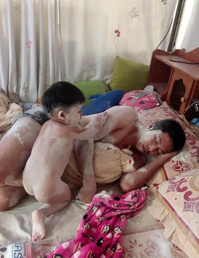 Trót ngủ quên khi trông con, ông bố nhận cái kết không thể đắng hơn - Hình 2 Trot ngu quen khi trong con, ong bo nhan cai ket khong the dang hon-Hinh-2