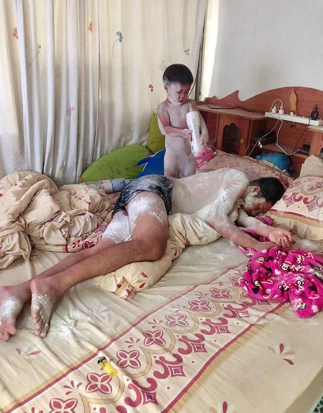 Trót ngủ quên khi trông con, ông bố nhận cái kết không thể đắng hơn Trot ngu quen khi trong con, ong bo nhan cai ket khong the dang hon