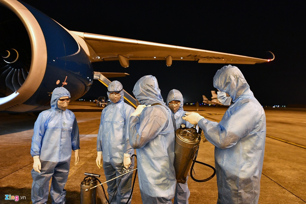 Tối 24/3, Vietnam Airlines bắt đầu thực hiện phun khử trùng và lau chùi vệ sinh trang thiết bị toàn bộ đội tàu bay ngay sau khi hạ cánh tại Hà Nội, Đà Nẵng và TP.HCM.