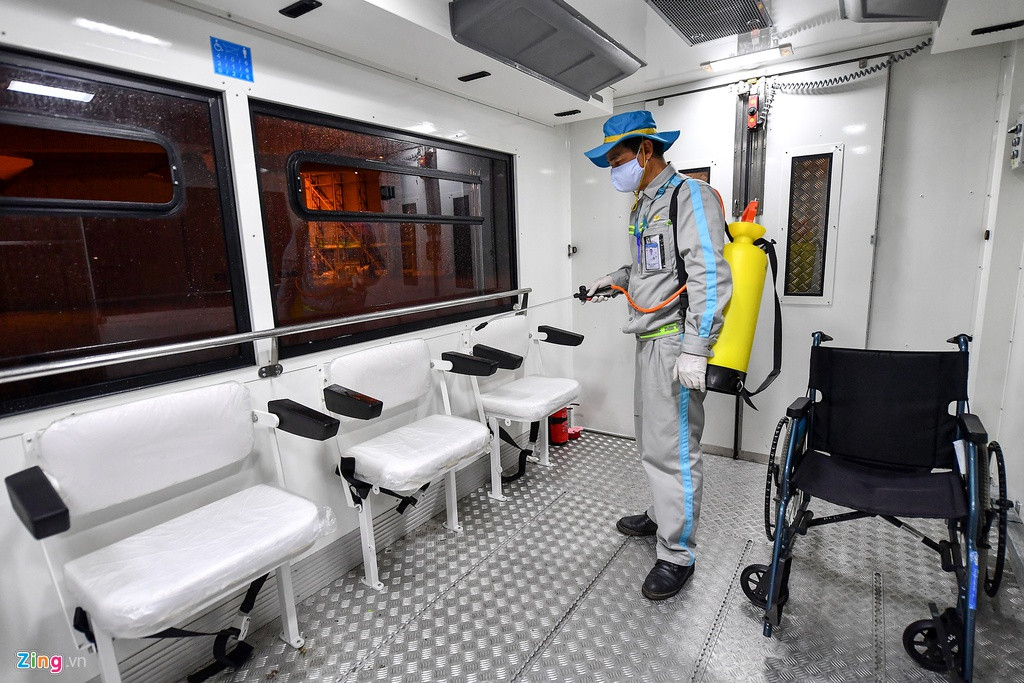 Ba mươi phút sau khi phun khử trùng và vệ sinh trang thiết bị, tàu bay sẽ được đưa vào khai thác trở lại để phục vụ hành khách. Trong ảnh là xe nâng chuyên chở người tàn tật lên máy bay cũng được khử trùng toàn bộ khu vực ghế ngồi, sàn, thanh tỳ tay...
