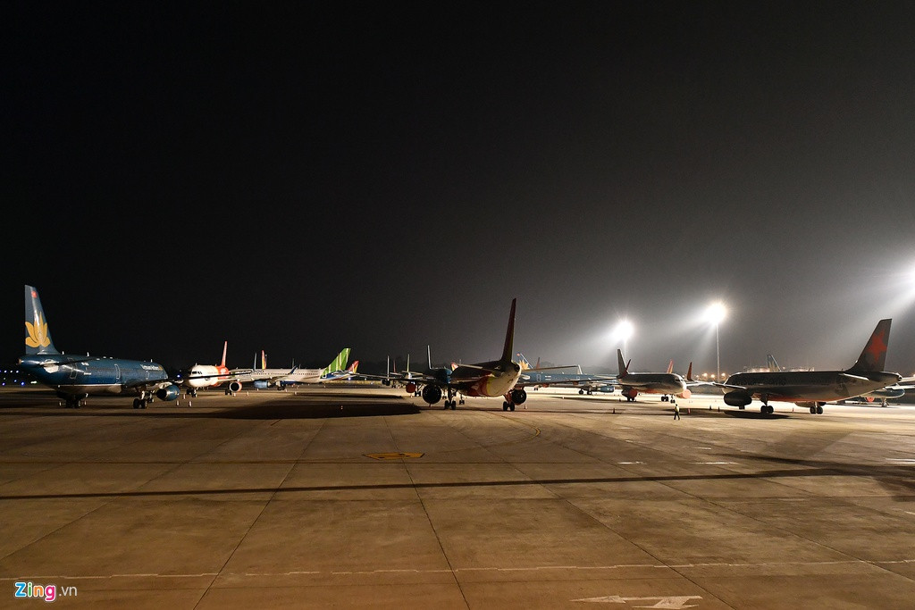 Theo thông tin từ sân bay Nội Bài, từ trước Tết Nguyên đán, nơi đây đã bố trí 74 vị trí đỗ máy bay qua đêm. Trong những ngày cao điểm (chủ nhật), số máy bay đỗ qua đêm lên tới 82 chiếc, trong đó Vietnam Airlines chiếm 25 chỗ, Vietjet Air 12 chỗ, Jetstar Pacific Airlines có 3 chỗ và Bamboo Airways có 7 chỗ.