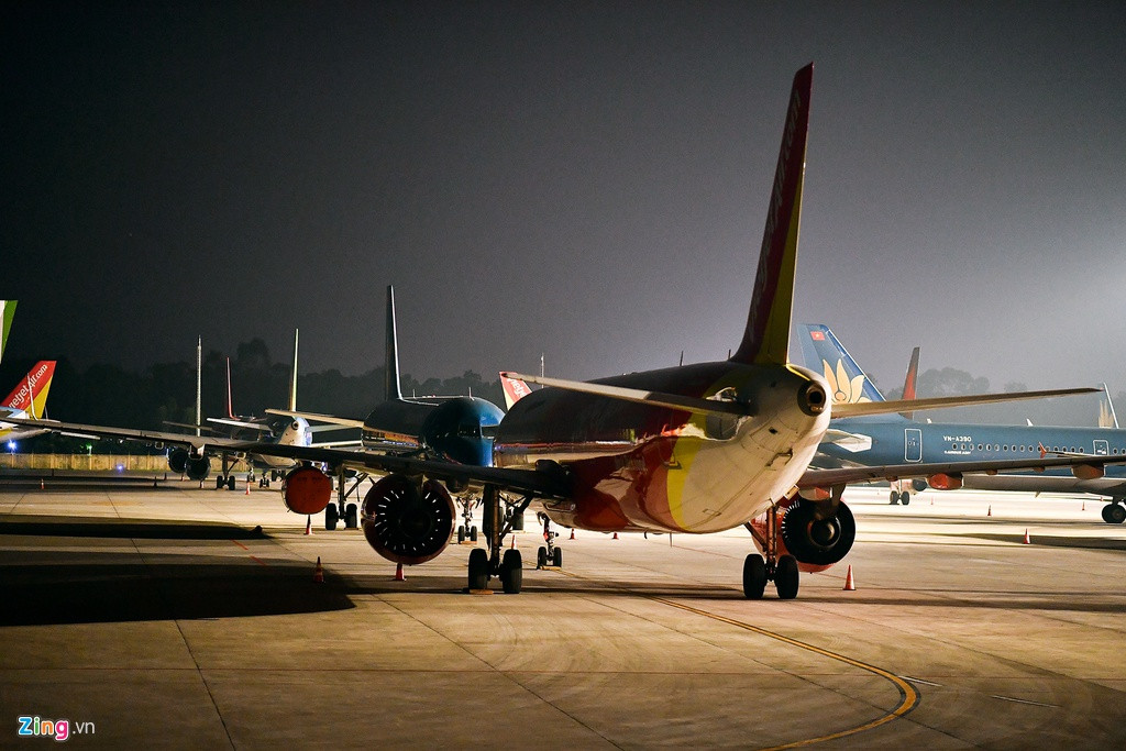 Kể từ 0h ngày 25/3, hãng này thông báo tạm dừng khai thác tất cả đường bay quốc tế trong mạng bay đến hết ngày 30/4/2020. Dừng bay, các hãng đối mặt với chi phí bãi đỗ dù không có doanh thu. Với mỗi chiếc A321 của hãng, trọng lượng khô vào khoảng 50 tấn, chi phí đậu đỗ mỗi ngày ở mức 1,6 triệu đồng/ngày. Đội bay của hãng hiện có 69 chiếc dòng A321 đang biên chế, tổng chi phí đỗ máy bay mà hãng đang phải chi trả cho số máy bay này là khoảng hơn 3,3 tỷ đồng/tháng.