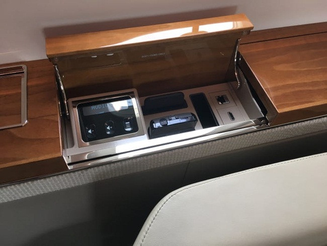 Trên thành ghế có đặt các nút điều khiển từ xa cho hành khách tiện sử dụng.