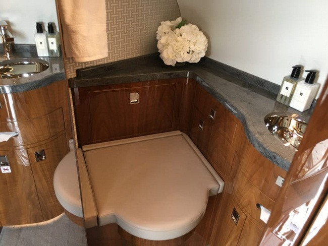 Một nhà vệ sinh ở phía trước máy bay.