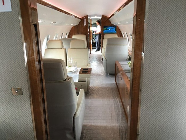 Khoang hành khách chia thành 3 khu vực, đầu tiên là các ghế đơn đặt đối diện nhau.