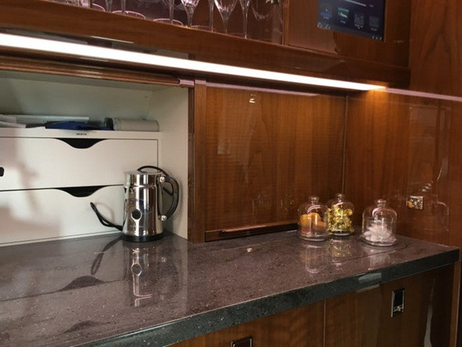 Không gian bên trong máy bay khá tiện nghi và hiện đại.