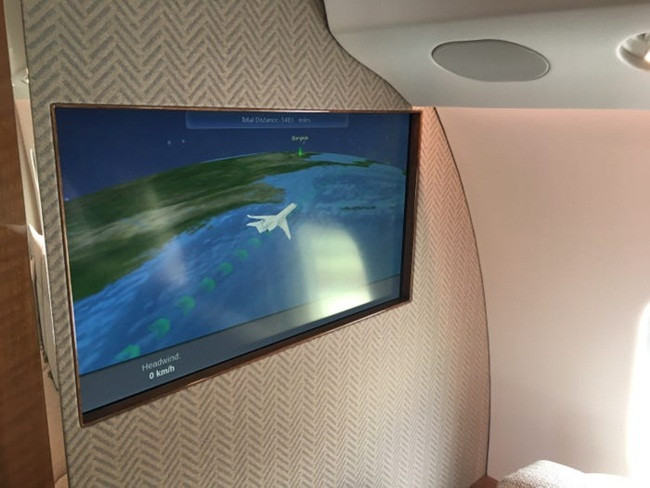 Trong khoang hành khách có trang bị một số tivi HD 24inch và Internet tốc độ cao