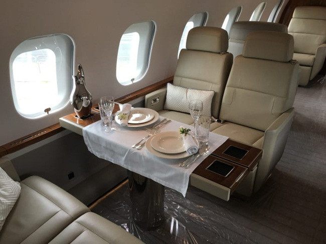 Tiếp đó là khu vực ăn uống hoặc tổ chức các cuộc họp trên máy bay.