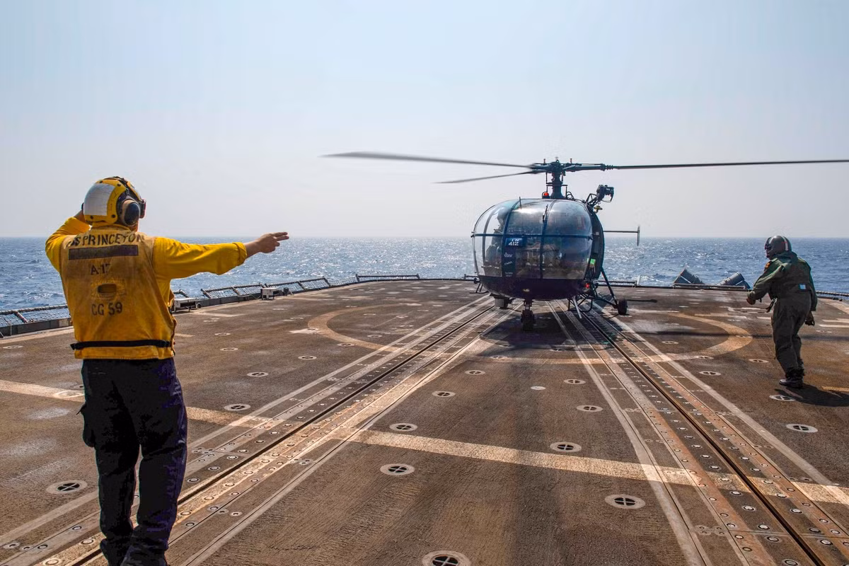 Một trực thăng của Hải quân Ấn Độ hạ cánh trên boong tuần dương hạm USS Princeton của Hải quân Mỹ. Ban đầu, Malabar là cuộc tập trận song phương giữa Mỹ và Ấn Độ, nhưng đã được mở rộng thành viên trong những năm gần đây. Ảnh: Hạm đội 7.