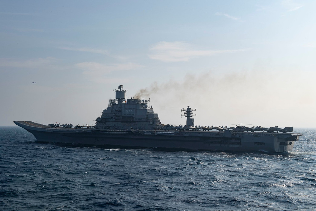 Các tiêm kích MiG-29K trên tàu sân bay INS Vikramaditya (ảnh) sẽ phối hợp cùng tiêm kích F/A-18 và máy bay cảnh báo sớm E-2C trên tàu sân bay Mỹ trong các nhiệm vụ phòng không nâng cao. Ảnh: Hạm đội 7.