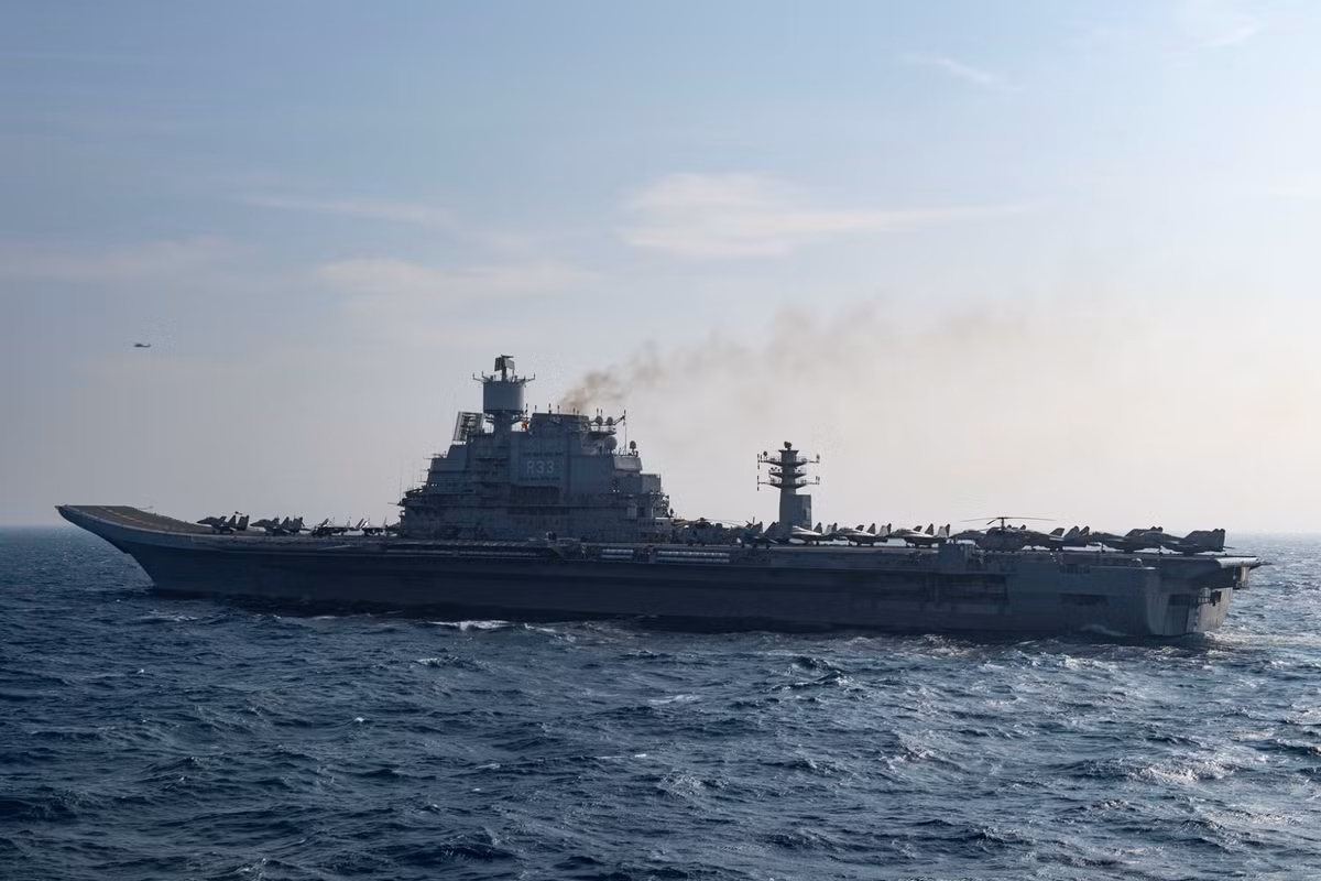 Các tiêm kích MiG-29K trên tàu sân bay INS Vikramaditya (ảnh) sẽ phối hợp cùng tiêm kích F/A-18 và máy bay cảnh báo sớm E-2C trên tàu sân bay Mỹ trong các nhiệm vụ phòng không nâng cao. Ảnh: Hạm đội 7.