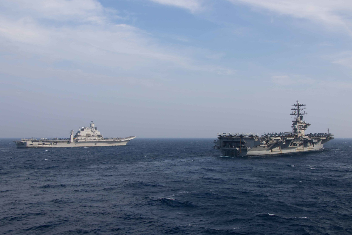 Tàu sân bay Ấn Độ (trái) và siêu hàng không mẫu hạm của Mỹ trong cuộc tập trận. "Chúng tôi rất vinh dự về sự chuyên nghiệp của các đối tác và mong muốn được bay cùng nhau một lần nữa, khi chúng tôi mong muốn củng cố an ninh hàng hải trong cộng đồng toàn cầu", đại úy phi công Todd Cimicata, chỉ huy phi đội 17, Hải quân Mỹ nói. Ảnh: Hạm đội 7.