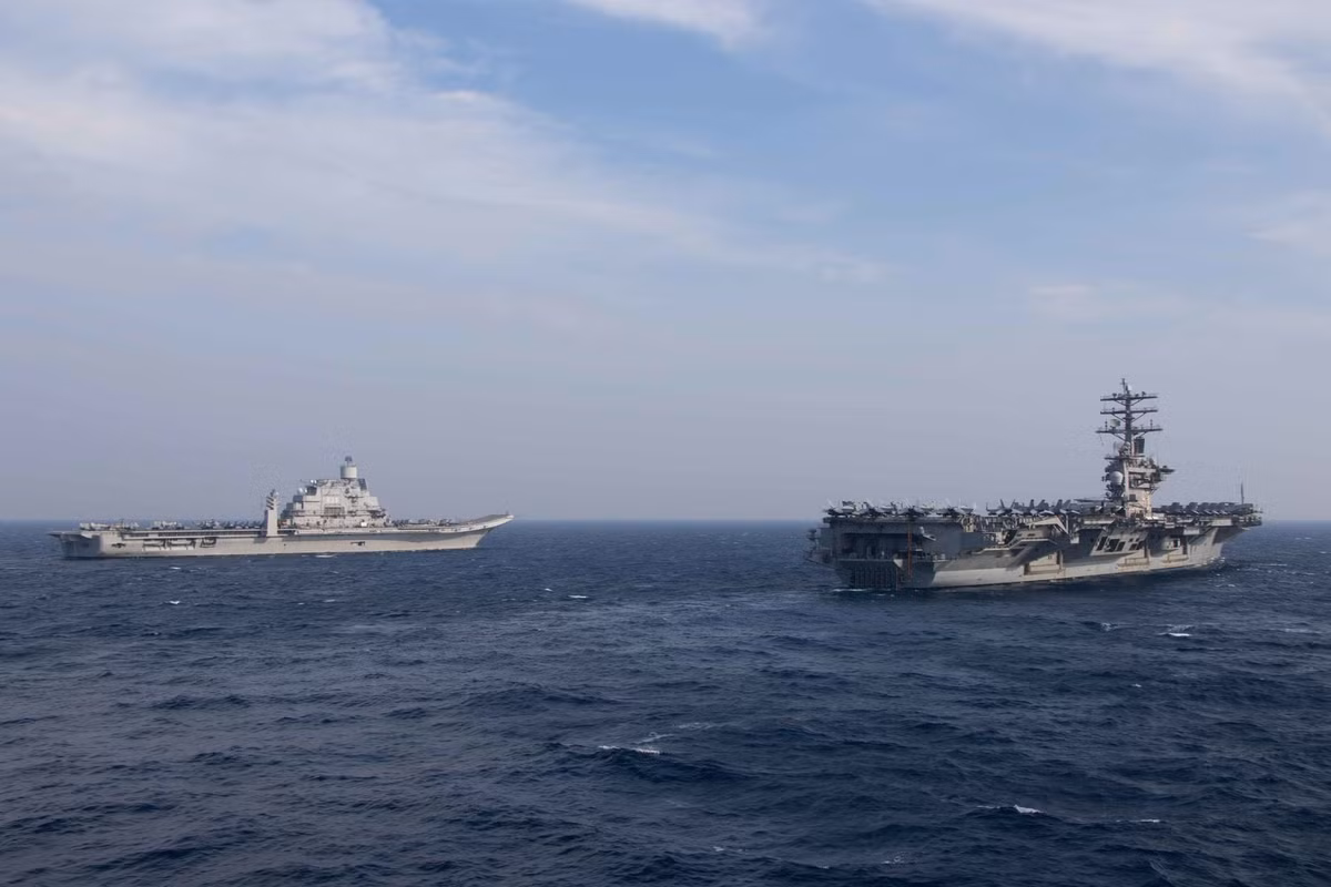 Tàu sân bay Ấn Độ (trái) và siêu hàng không mẫu hạm của Mỹ trong cuộc tập trận. "Chúng tôi rất vinh dự về sự chuyên nghiệp của các đối tác và mong muốn được bay cùng nhau một lần nữa, khi chúng tôi mong muốn củng cố an ninh hàng hải trong cộng đồng toàn cầu", đại úy phi công Todd Cimicata, chỉ huy phi đội 17, Hải quân Mỹ nói. Ảnh: Hạm đội 7.