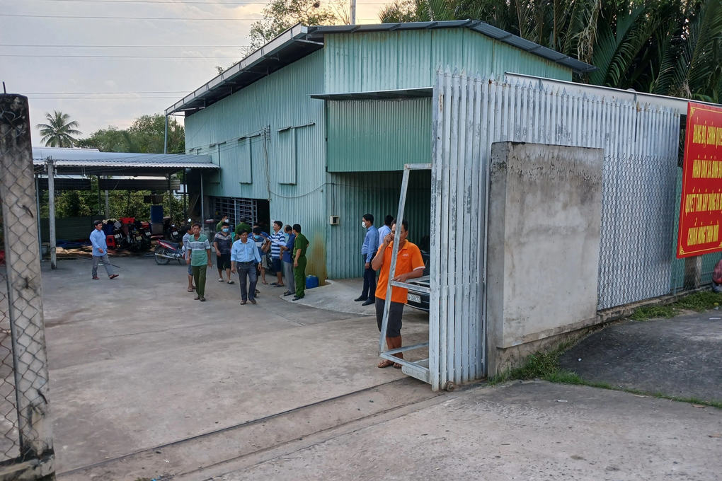 Một người tử vong khi hút hố ga tìm cặn vàng ở Tiền Giang - Hình 2 Mot nguoi tu vong khi hut ho ga tim can vang o Tien Giang-Hinh-2