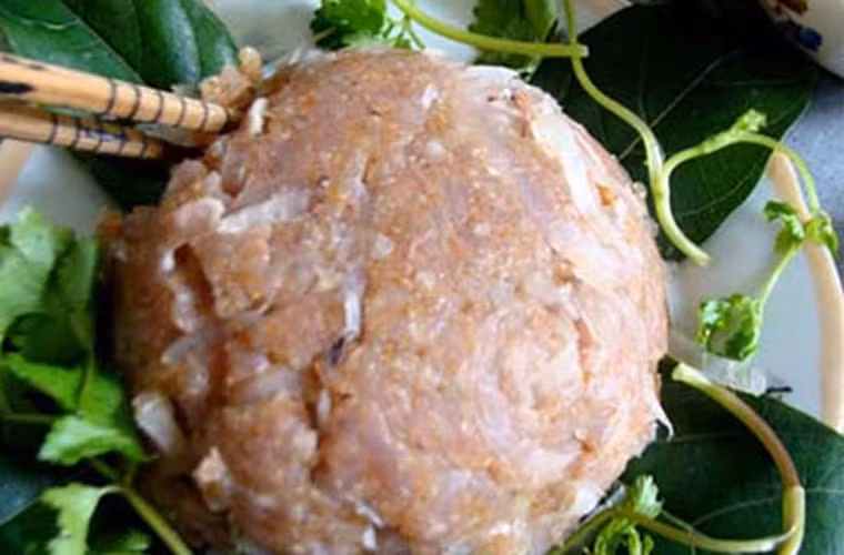 Để làm được món nem sống này không phải nơi nào cũng có thể làm được, người đầu bếp phải có những kinh nhiệm bí quyết riêng, làm nem cốt sau khi chế biến người ăn không cảm thấy đau bụng.