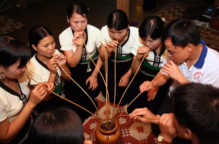 Rượu cần. Rượu làm từ lá rừng nghiền nhỏ trộn với tinh bột để tạo men, ủ với trấu. Khi uống, khách du lịch chỉ việc đổ nước đun sôi để nguội hoặc nước khoáng đóng chai vào bình là có thể thưởng thức chất êm nồng, dịu ngọt, ngây ngất đặc trưng của vùng cao.