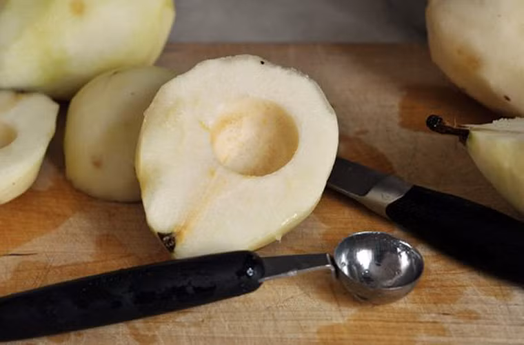 Quả lê. Bổ đôi quả lê rồi dùng thìa múc hết phần hạt ở giữa. Do ruột lê có độ cứng hơn so với kiwi nên bạn cần sử dụng những chiếc thìa sắc cạnh mới có thể thao tác được dễ dàng.