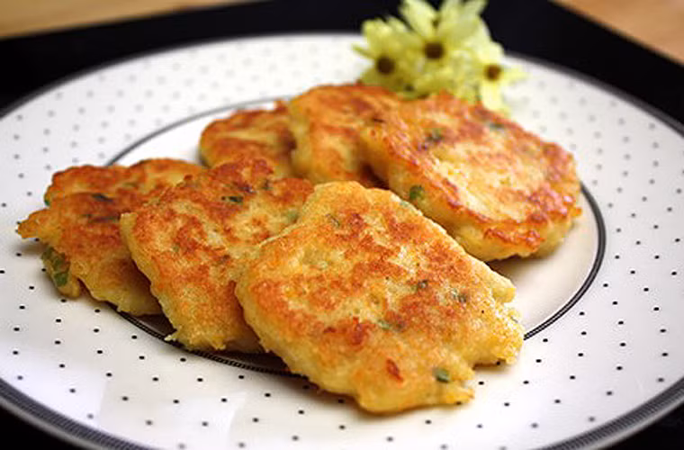 Bên cạnh đó, người ta còn dùng cá ngần để làm chả. Chả cá ngần ăn nóng chấm nước mắm chanh tỏi, ăn kèm bún hoặc cơm nóng đều mang lại cảm giác ngon tuyệt.