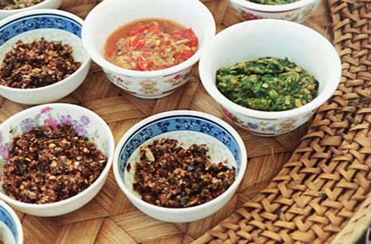 Nước chấm ớt. Ớt nướng giã nhuyễn với củ kiệu kết hợp với đầu, tiết và ruột gà rồi trộn với rau thơm thái nhỏ. Đây được xem là niềm tự hào của người dân xứ Mường và thường được dùng để chấm thịt luộc.